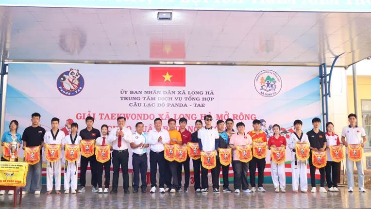 Ban tổ chức tặng cờ lưu niệm cho các đơn vị tham gia giải