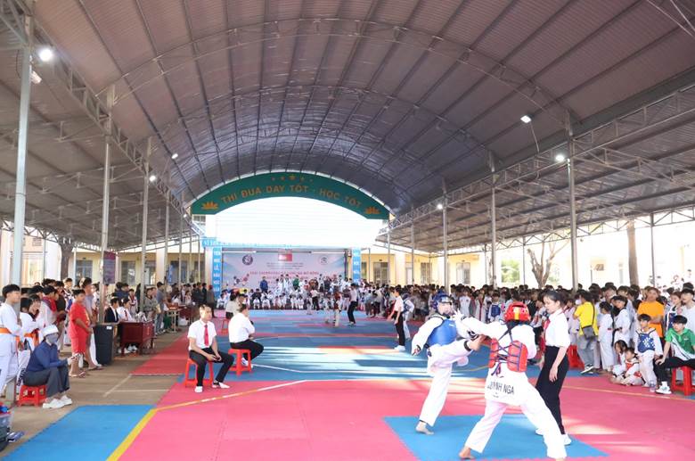 Giải đấu diễn ra sôi nổi, thu hút nhiều cổ động viên tham gia.