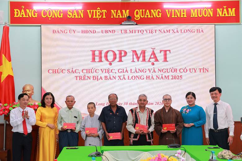 Xã Long Hà tặng quà tết các chức sắc, chức việc, già làng, người có uy tín nhân dịp tết đến, xuân về.