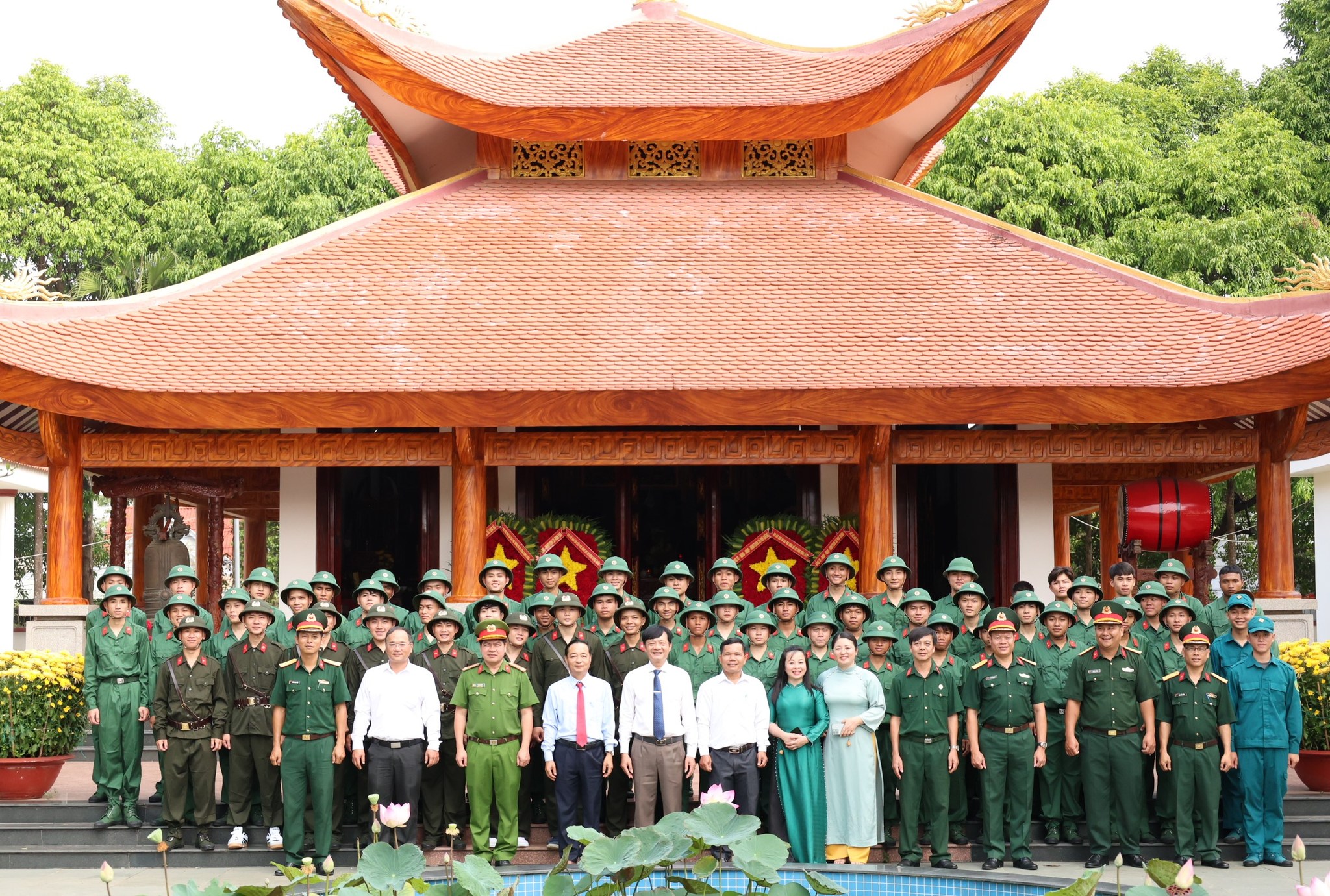 Dâng hương tại Đền thờ Vua Hùng