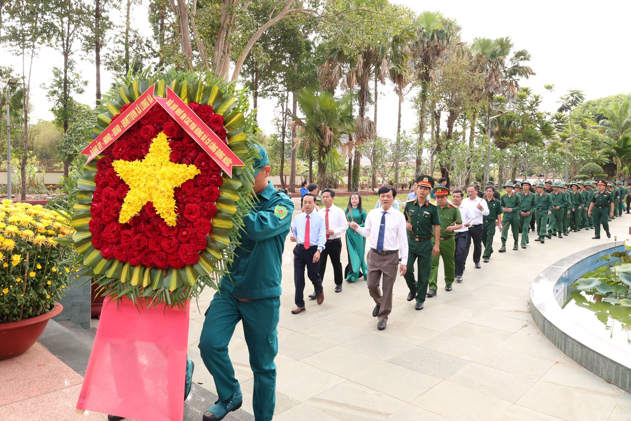 Dâng hương tại Đền thờ Vua Hùng