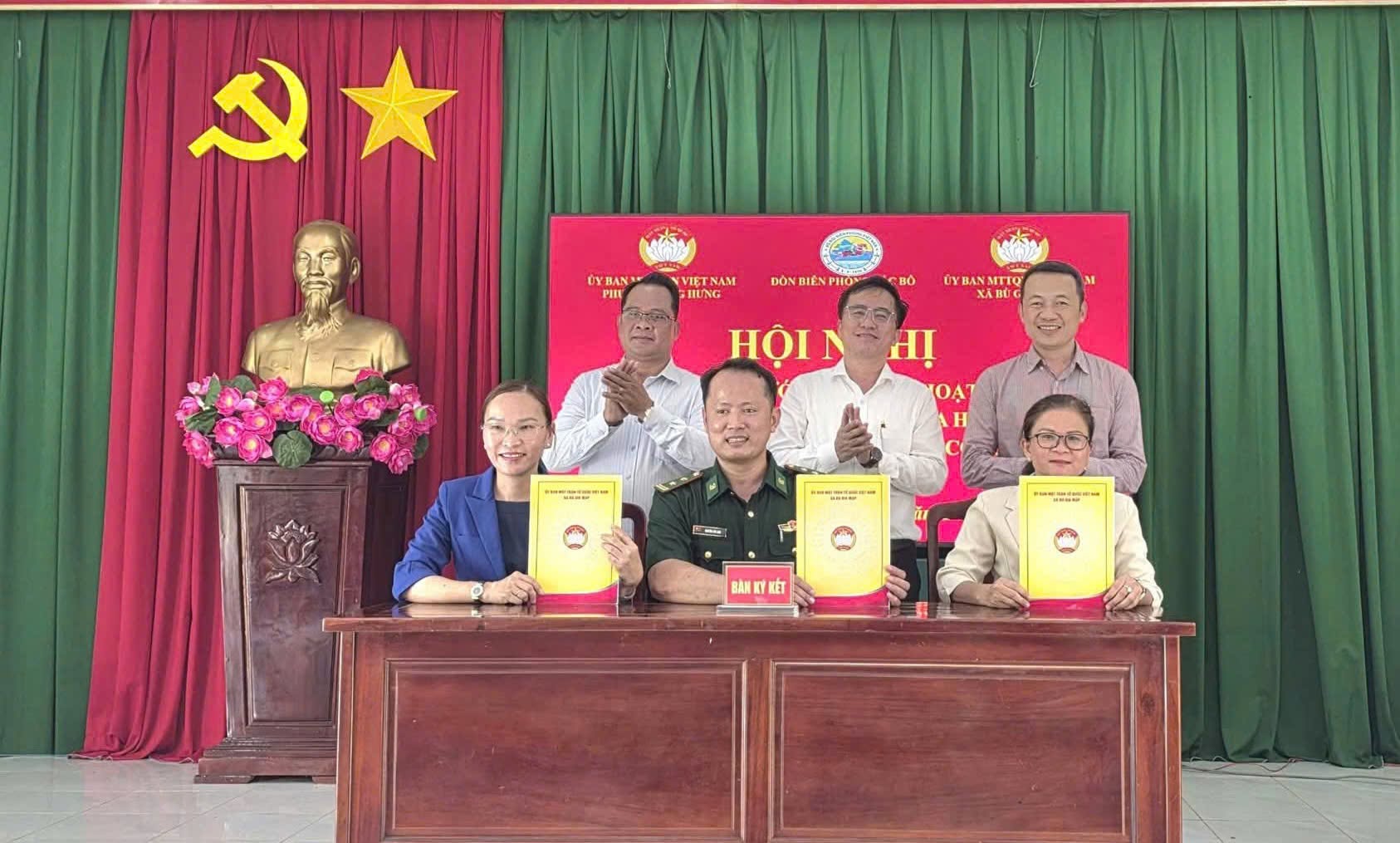 Bà Triệu Ngọc Phước - Chủ tịch MTTQVN phường Long Hưng (bìa phải, hàng ngồi) ký kết giao ước phối hợp thực hiện mô hình “Từ nội địa hướng về biên giới – Chung tay vì an sinh cộng đồng” cùng xã Bù Gia Mập và Đồn biên phòng Đắc Bô
