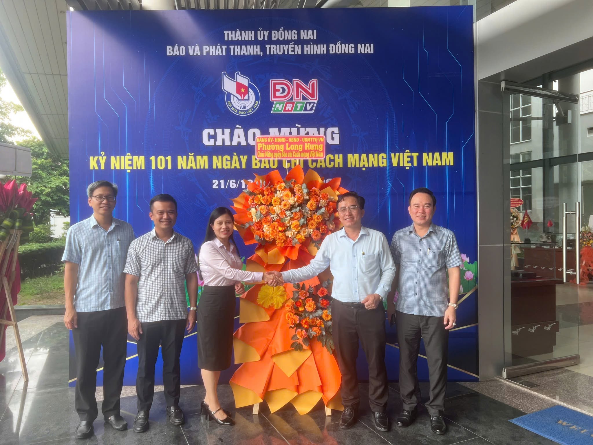 Lãnh đạo phường Long Hưng chúc mừng các cơ quan báo chí