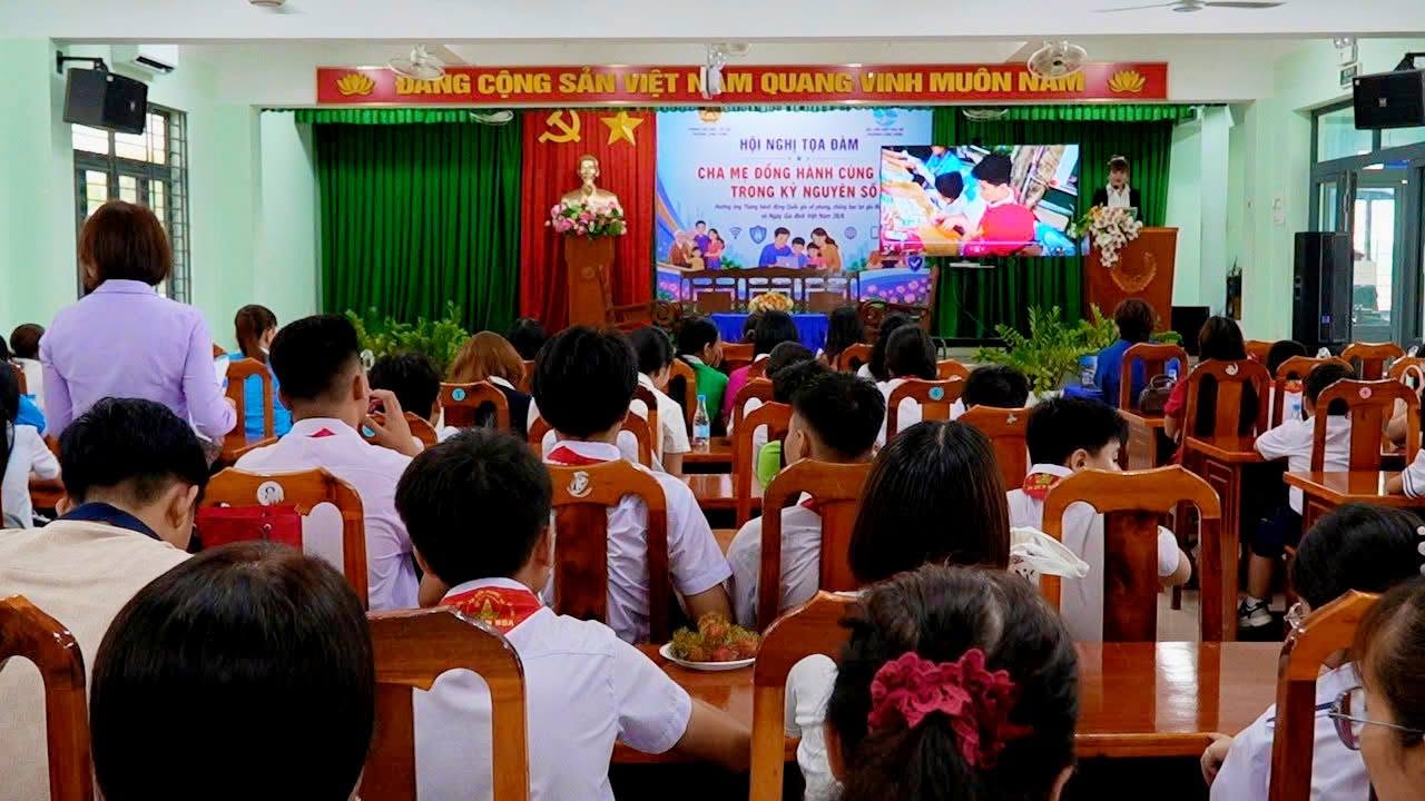 Hội nghị tọa đàm "Cha mẹ đồng hành cùng con trong kỷ nguyên số" phường Long Hưng