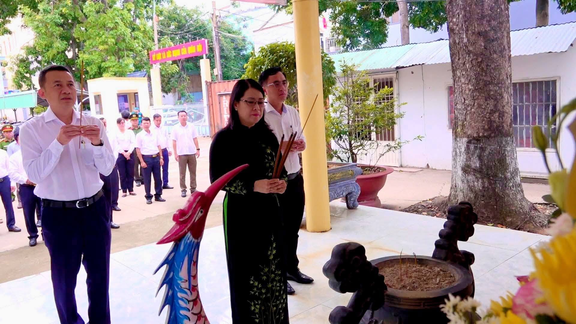 Lãnh đạo phường Long Hưng dâng hương Đài liệt sĩ nhân kỷ niệm 79 năm ngày Thương binh Liệt sĩ (27/7/1947 - 27/7/2026)