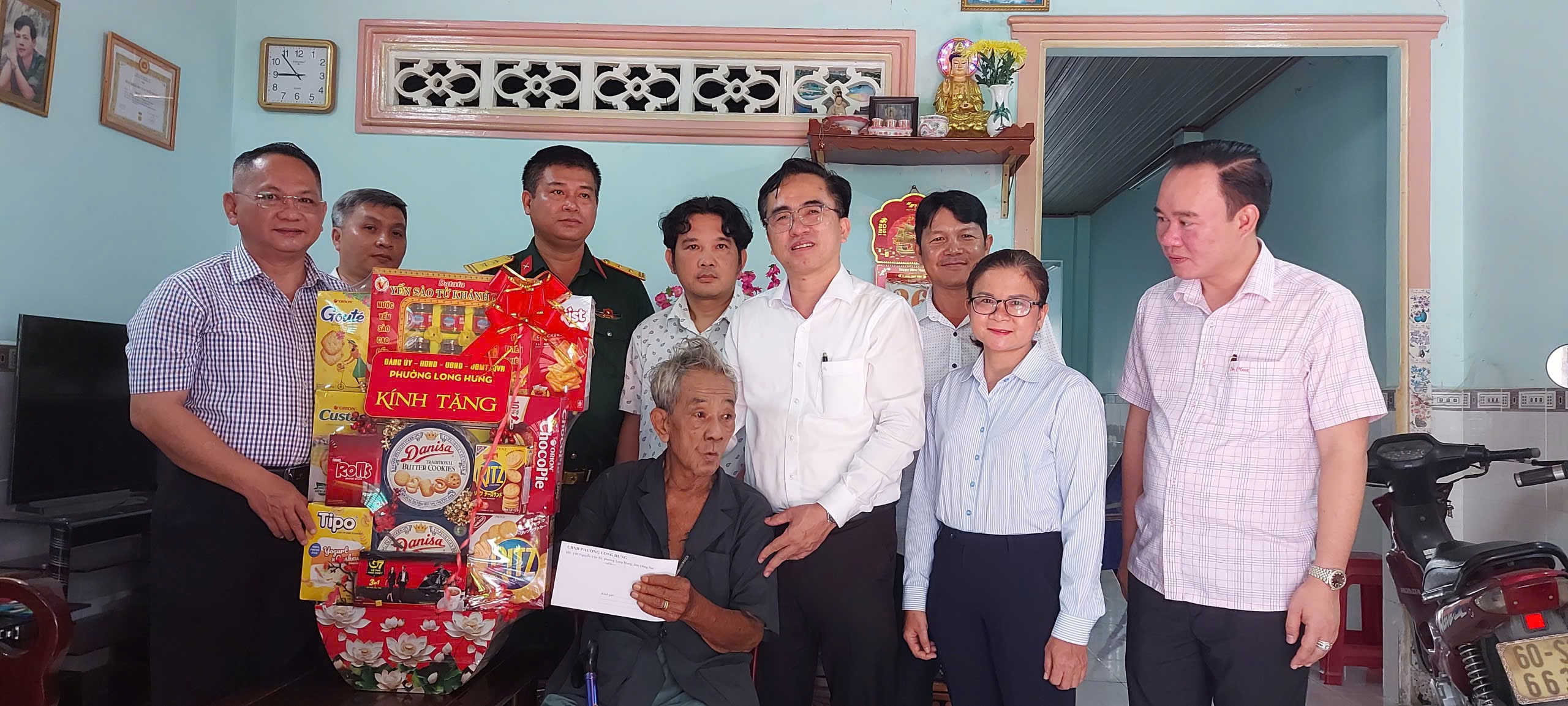 Phường Long Hưng thăm tặng quà gia đình chính sách, gia đình liệt sĩ nhân kỷ niệm 79 năm ngày Thương binh Liệt sĩ (27/7/1947 - 27/7/2026)