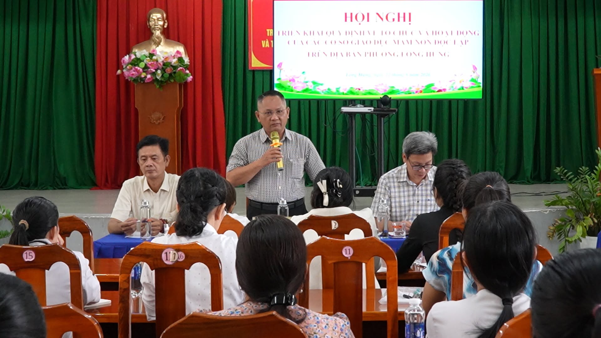Phó Chủ tịch UBND phường Long Hưng Huỳnh Đặng Minh Khoa phát biểu chỉ đạo tại hội nghị triển khai các quy định đối với cơ sở giáo dục mầm non độc lập trên địa bàn phường.