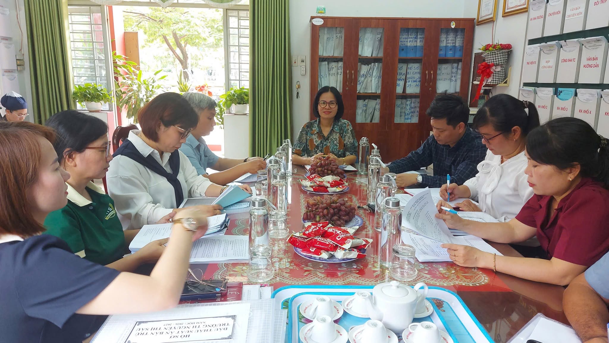 Đoàn giám sát HĐND phường Long Hưng làm việc Trường Tiểu học Long Hưng về giám sát hoạt động bếp ăn bán trú