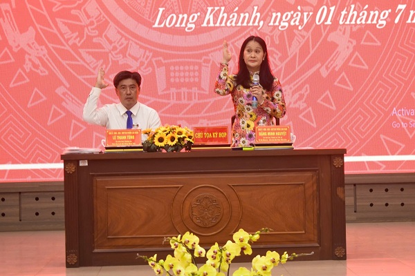 Đoàn Chủ tịch giơ tay biểu quyết lấy ý kiến