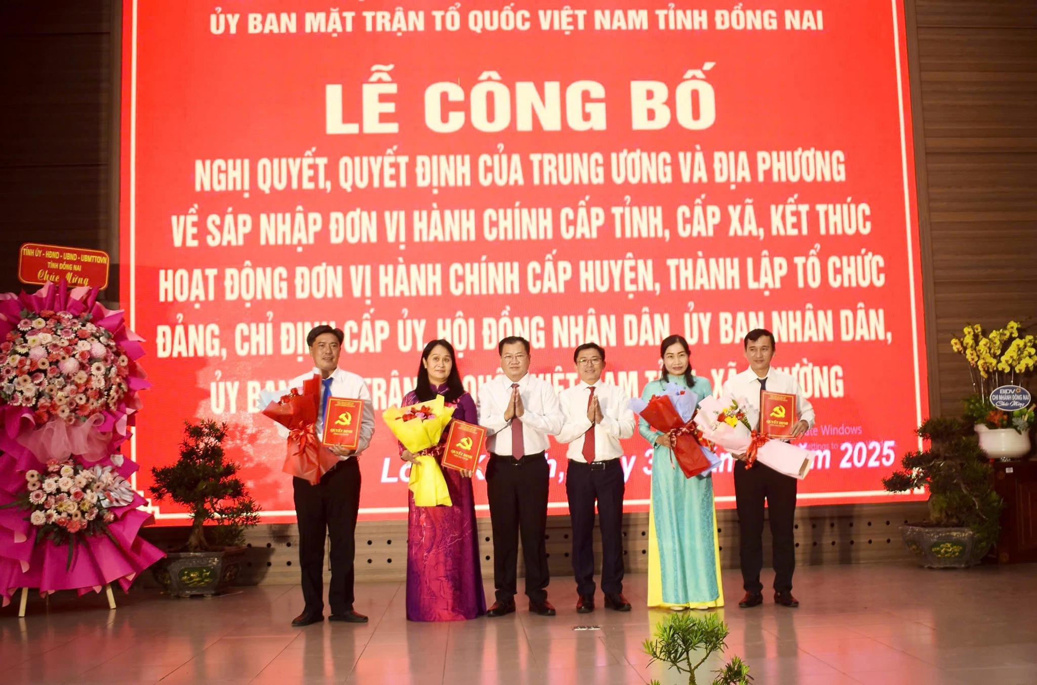 Trao Quyết định cho các đồng chí lãnh đạo Ủy viên BTV Đảng ủy