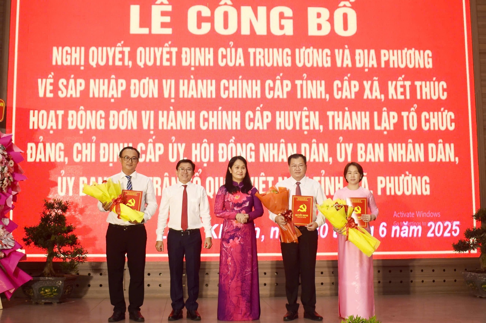 Trao Quyết định cho Chủ tịch Phó Chủ tịch UBND phường