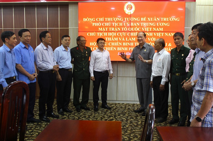 250805 Thượng tướng Bế Xuân Trường (đứng giữa) trao đổi cùng các đại biểu tham dự buổi làm việc