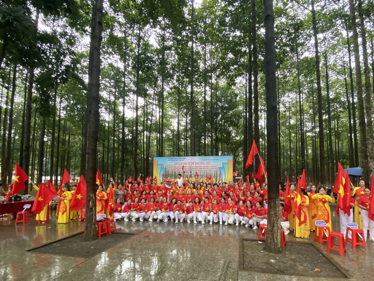 Trung tâm Dịch vụ tổng hợp xã Long Thành đã tổ chức chương trình Giao lưu dân vũ thể thao năm 2025