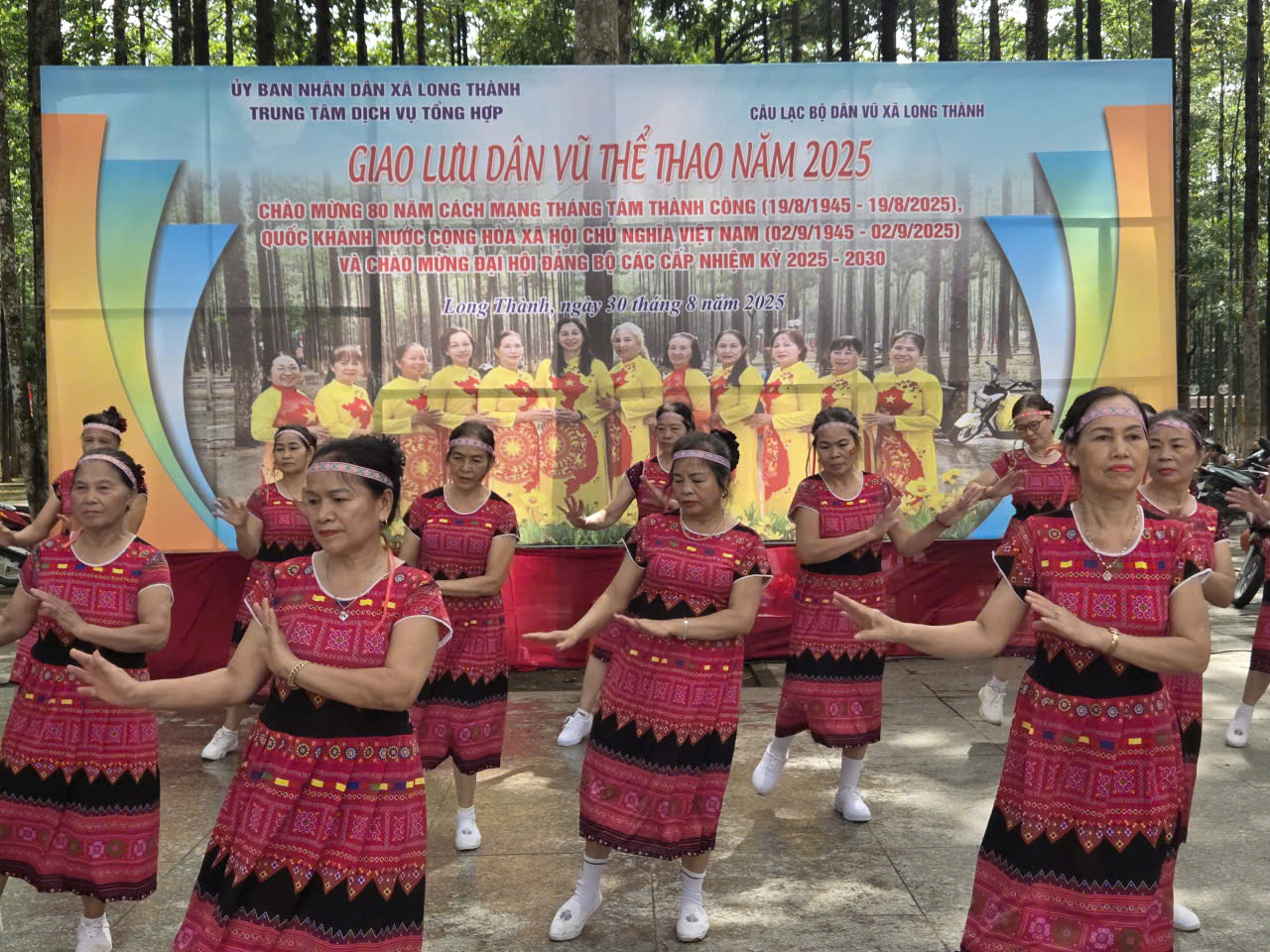 Các đội tham gia biểu diễn giao lưu