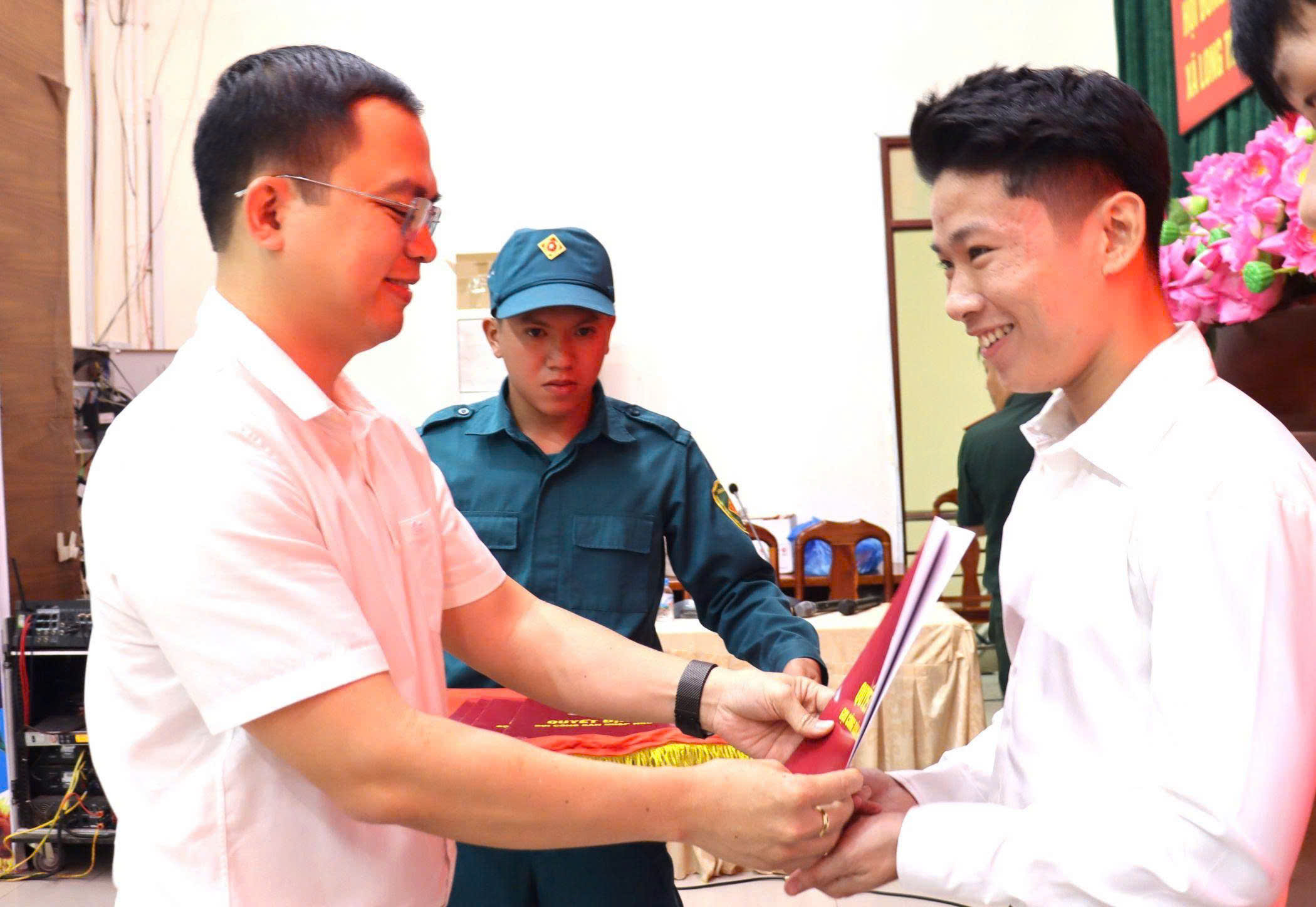 Ông Lê Hoàng Sơn - Chủ tịch UBND xã Long Thành trao Quyết định gọi công dân nhập ngũ năm 2026