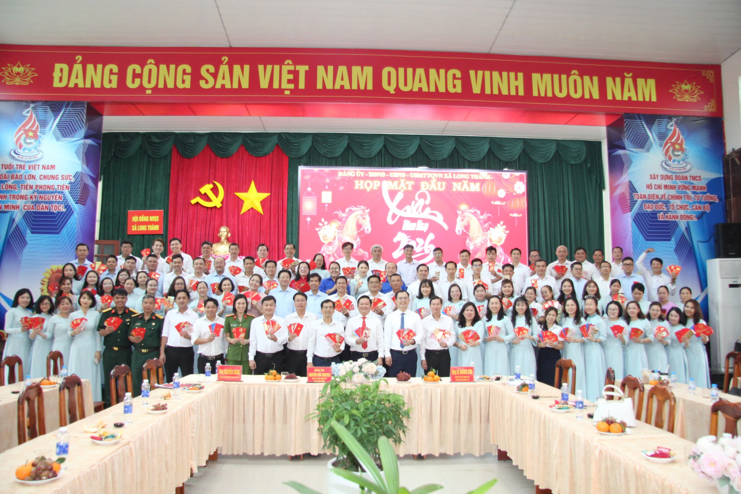 Hop mat xuan