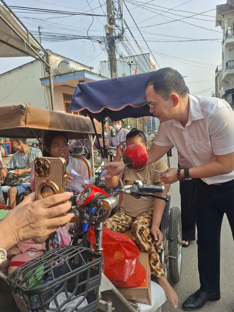 Chủ tịch Ủy ban nhân dân xã phát quà cho người dân