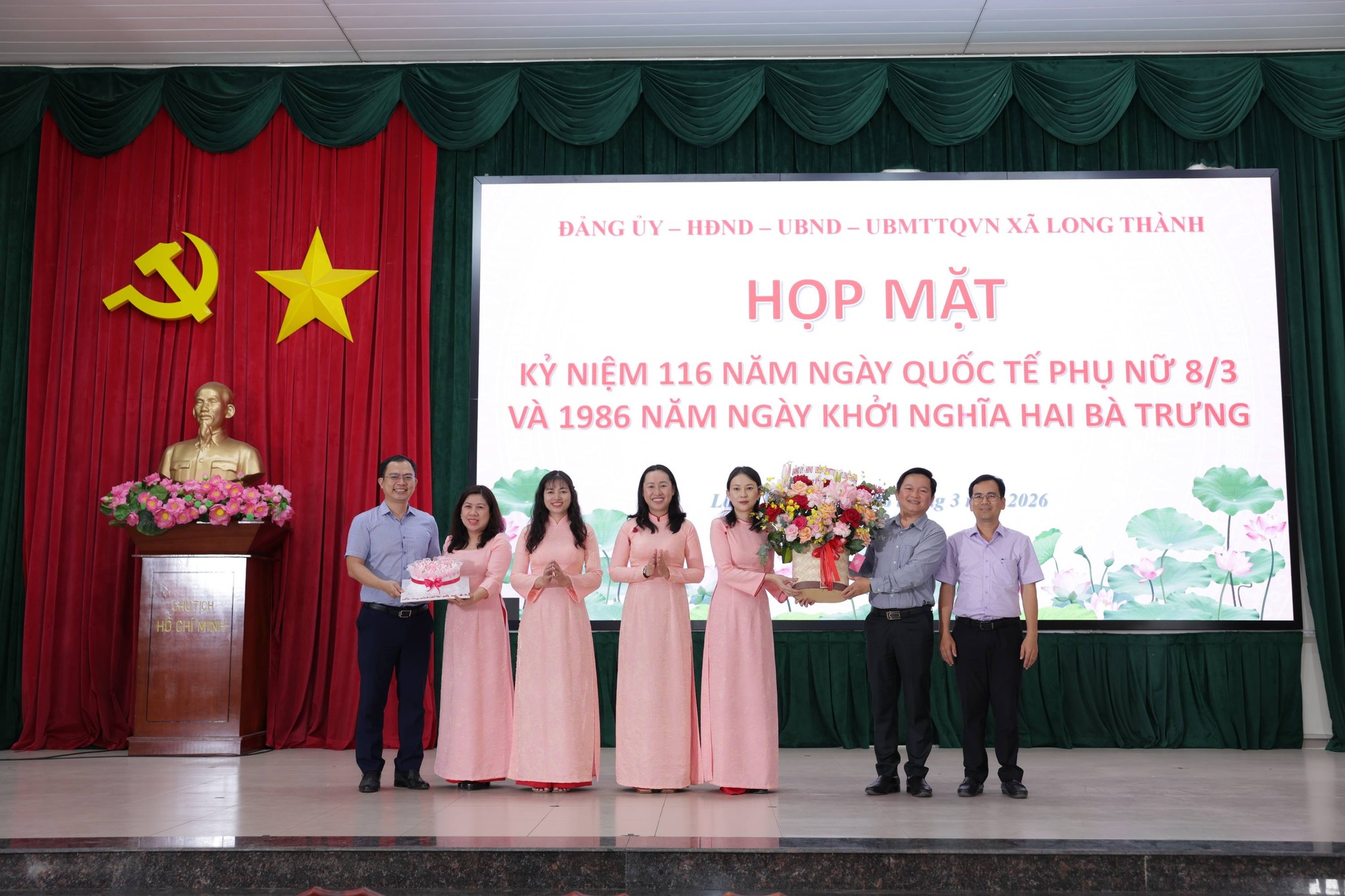 Lãnh đạo xã tặng hoa chúc mừng cho đại diện Hội phụ nữ xã