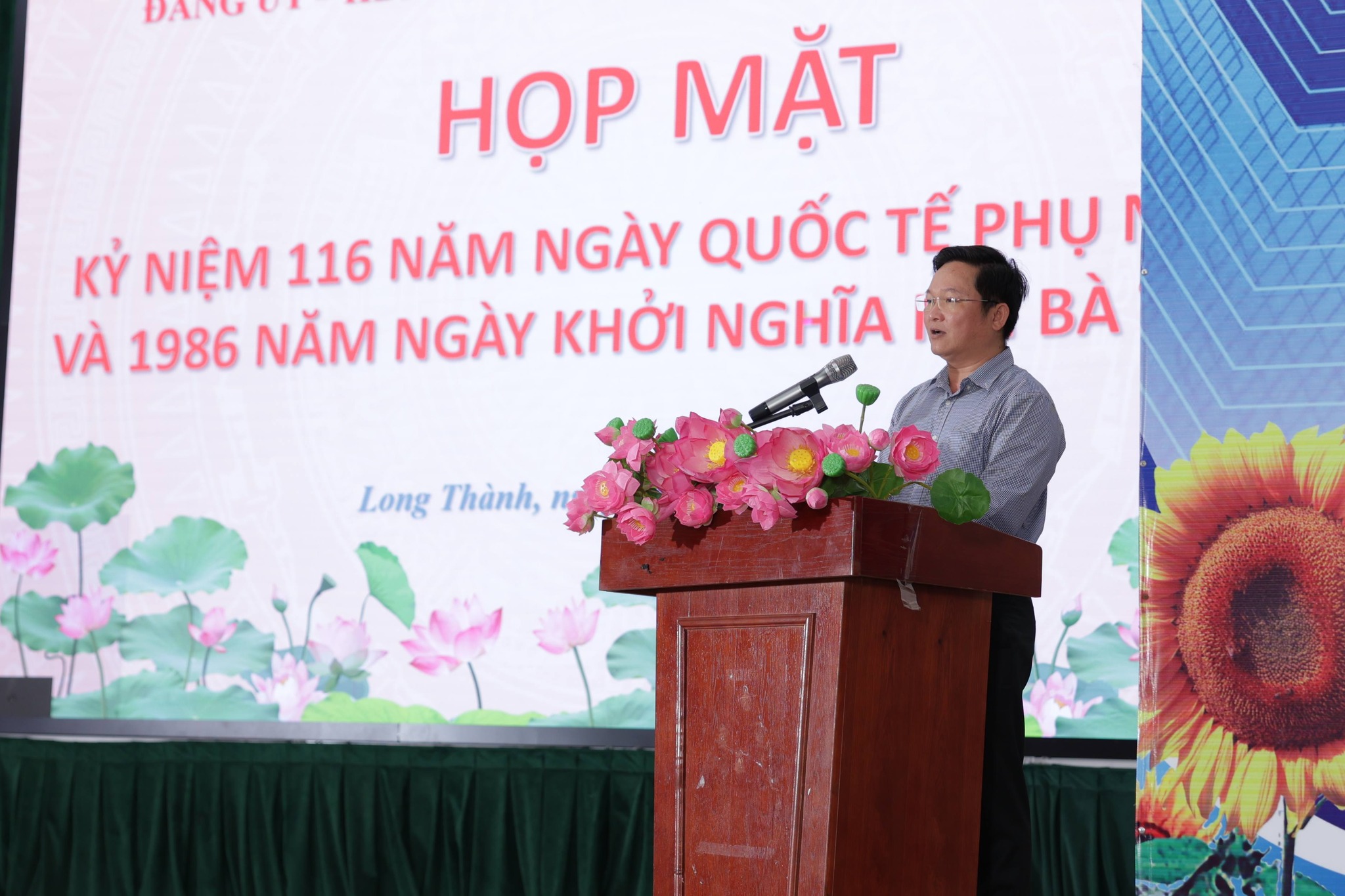 Tỉnh ủy viên, Bí thư Đảng ủy xã Nguyễn Hữu Nguyên dành lời chúc tốt đẹp cho nữ cán bộ xã Long Thành