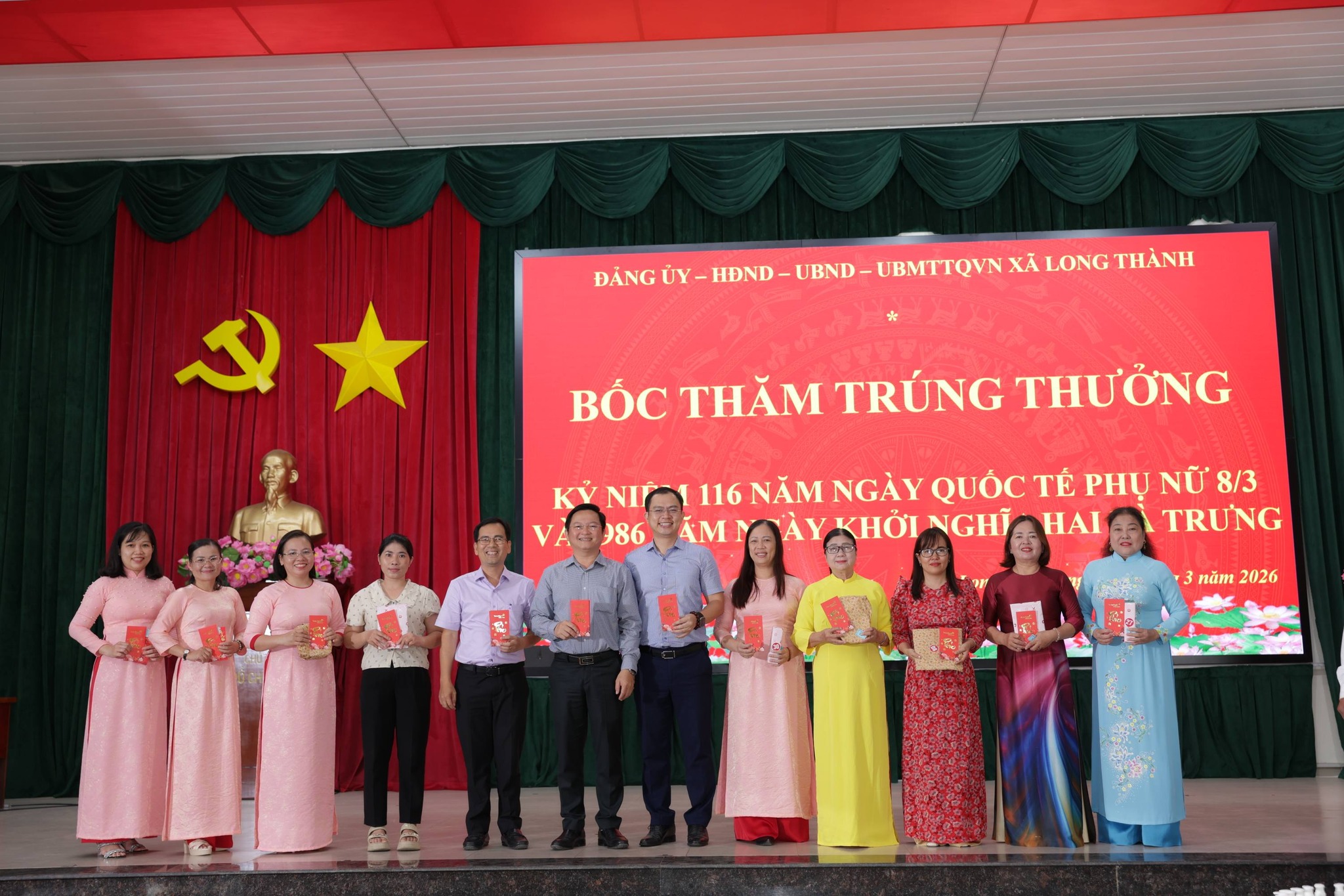 Lãnh đạo xã tặng quà cho nữ cán bộ xã