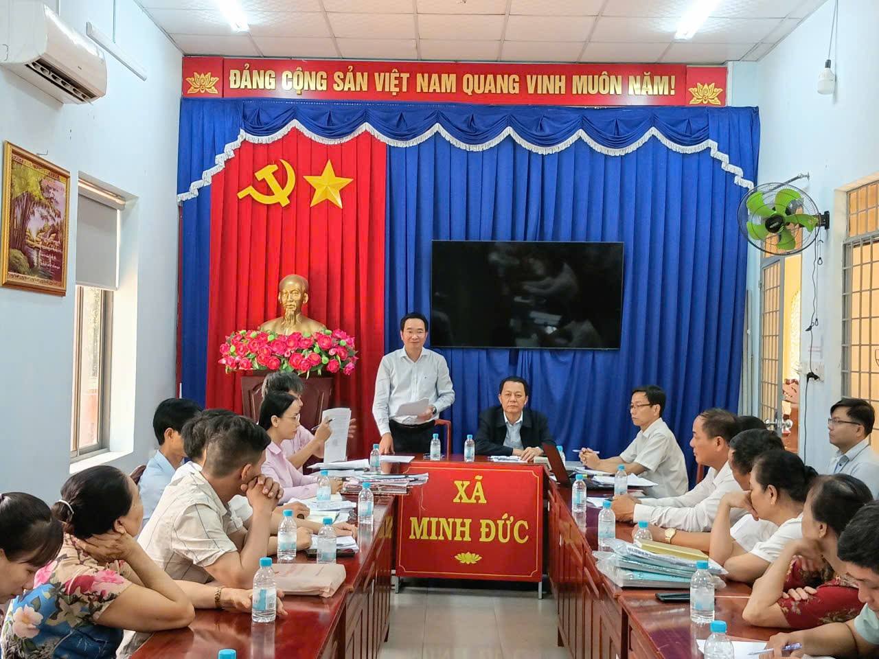 Có thể là hình ảnh về một hoặc nhiều người và văn bản cho biết 'පමරிන ĐÁNG CỘNG SẢN VIỆT NAM QUANG VINH MUÔN NĂM! 2nroe XÃ MINH ĐỨC'