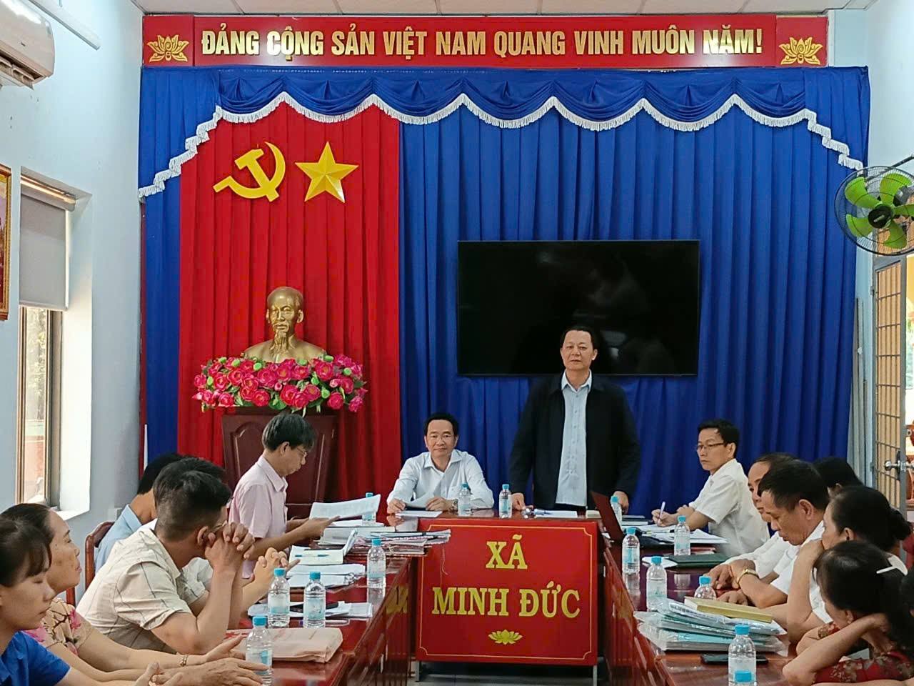 Có thể là hình ảnh về ‎cái bục và ‎văn bản cho biết '‎ĐẢNG CỘNG SẢN VIỆT NAM QUANG VINH MUÔN NĂM! 逸 ه XÃ MINH MINHĐỨC ĐỨC‎'‎‎