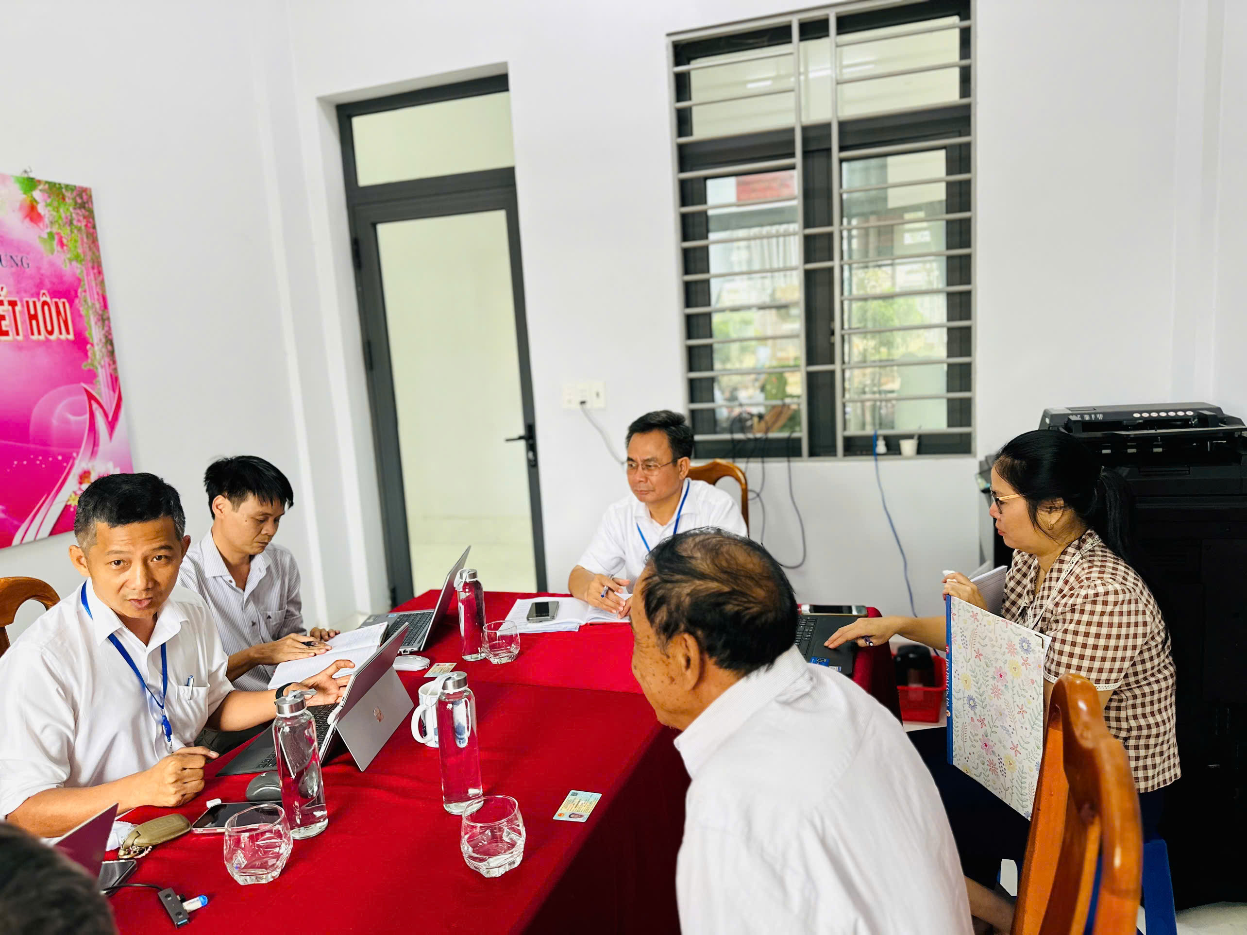 Bí thư Đảng ủy, Chủ tịch HĐND phường Lê Tiến Hiếu - tiếp công dân