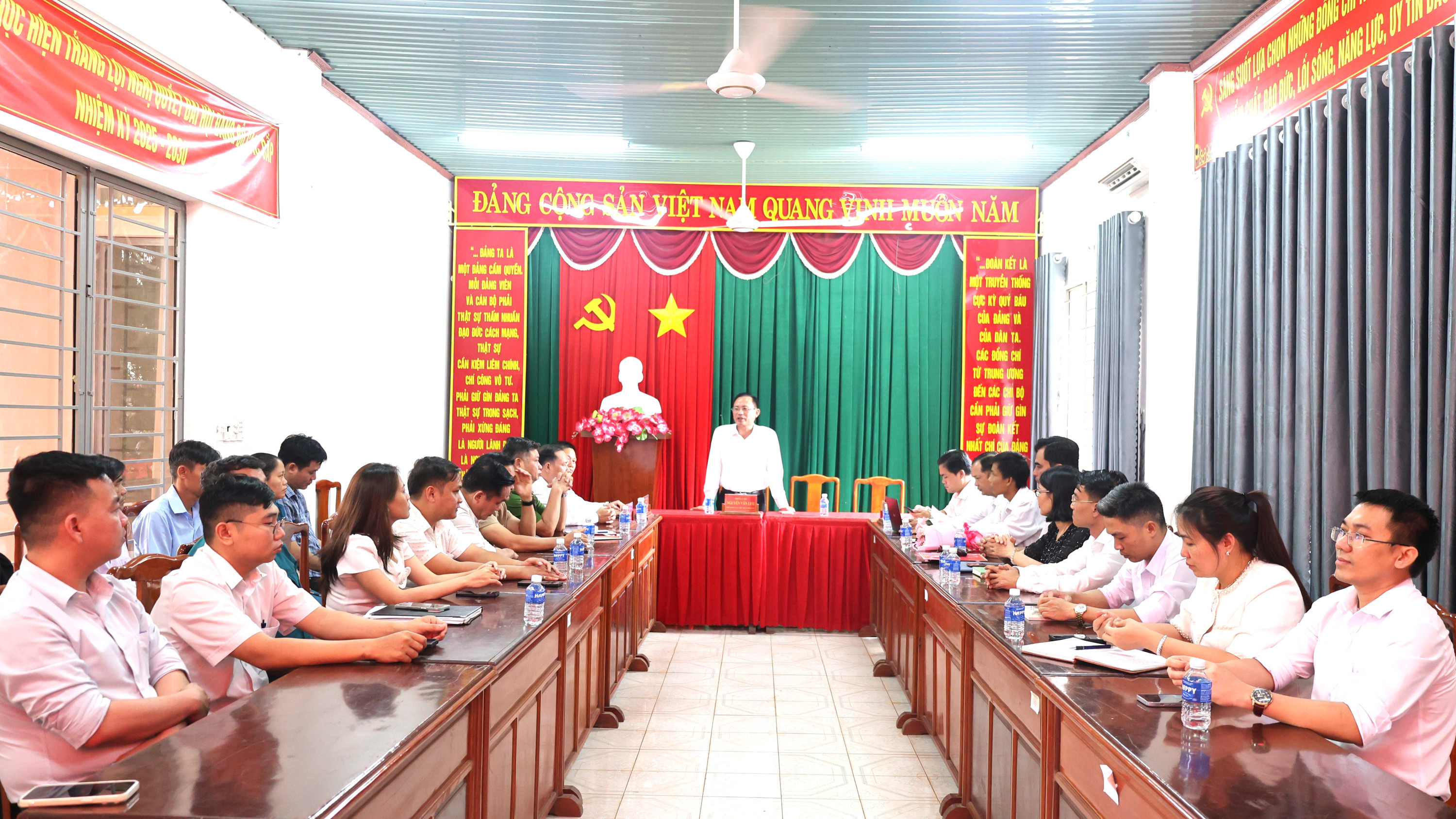 QUANG CANH HOI NGHI