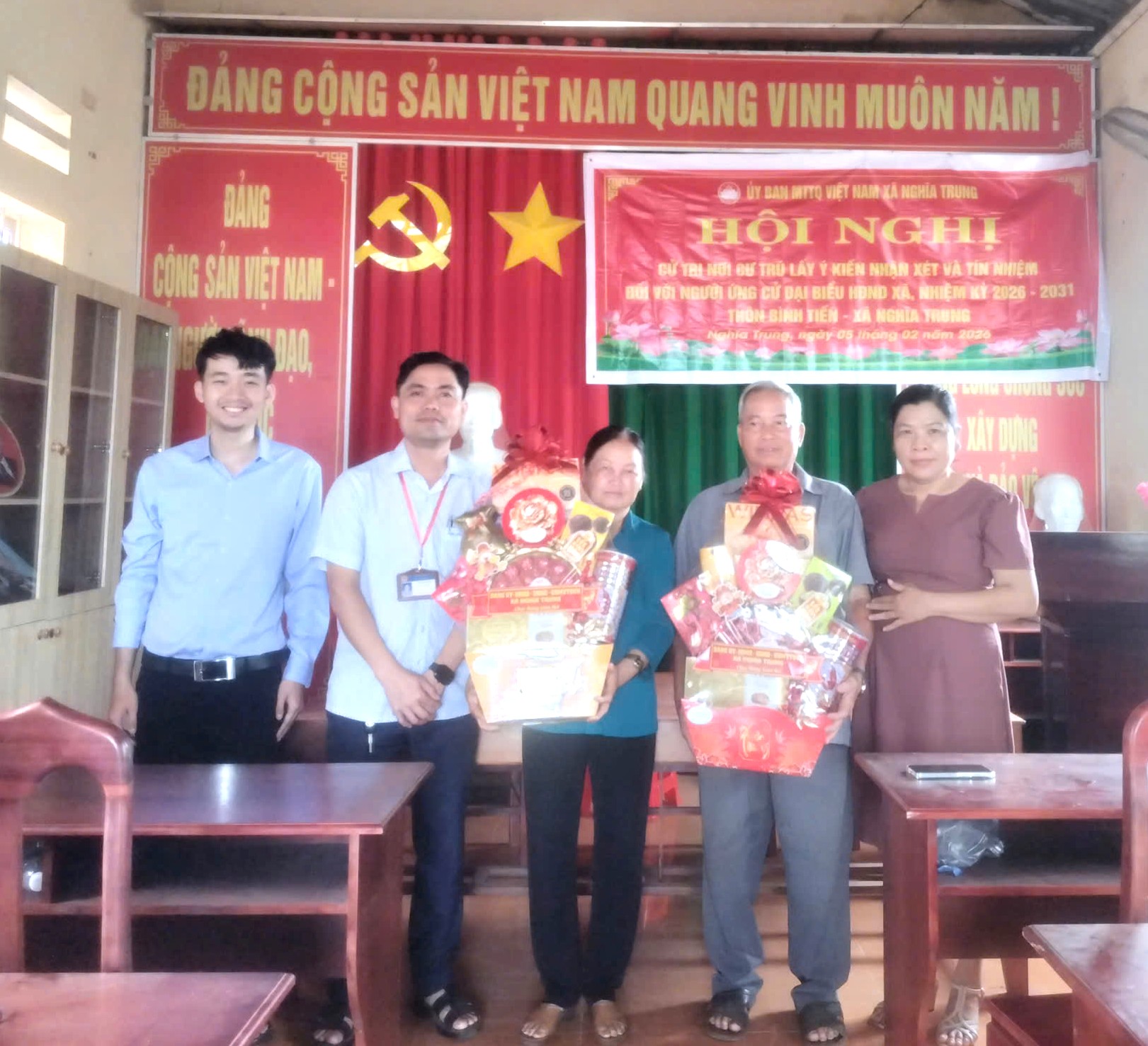 A Hải tặng quà