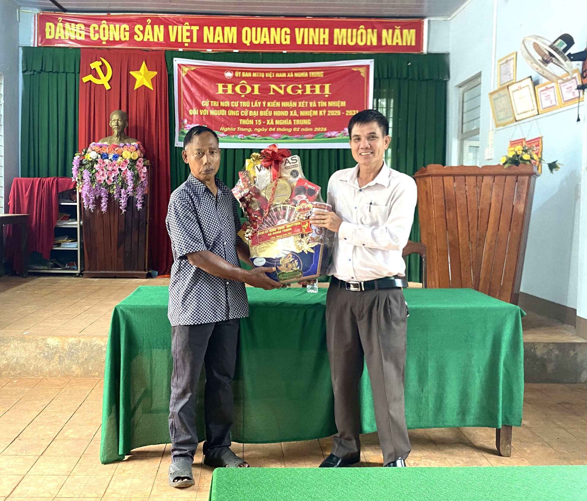 A Vĩnh tặng NUT