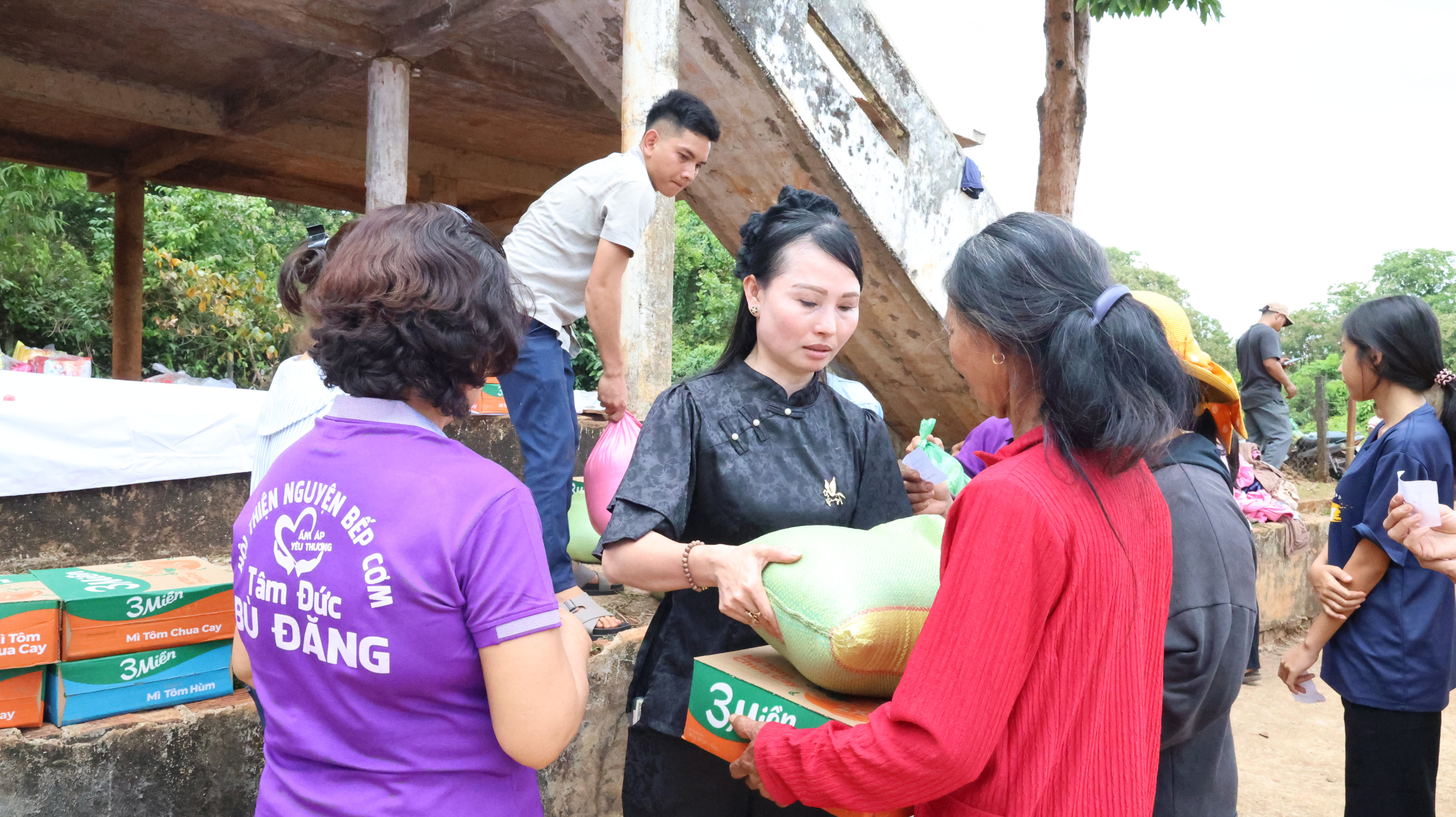 c Diễm phát quà