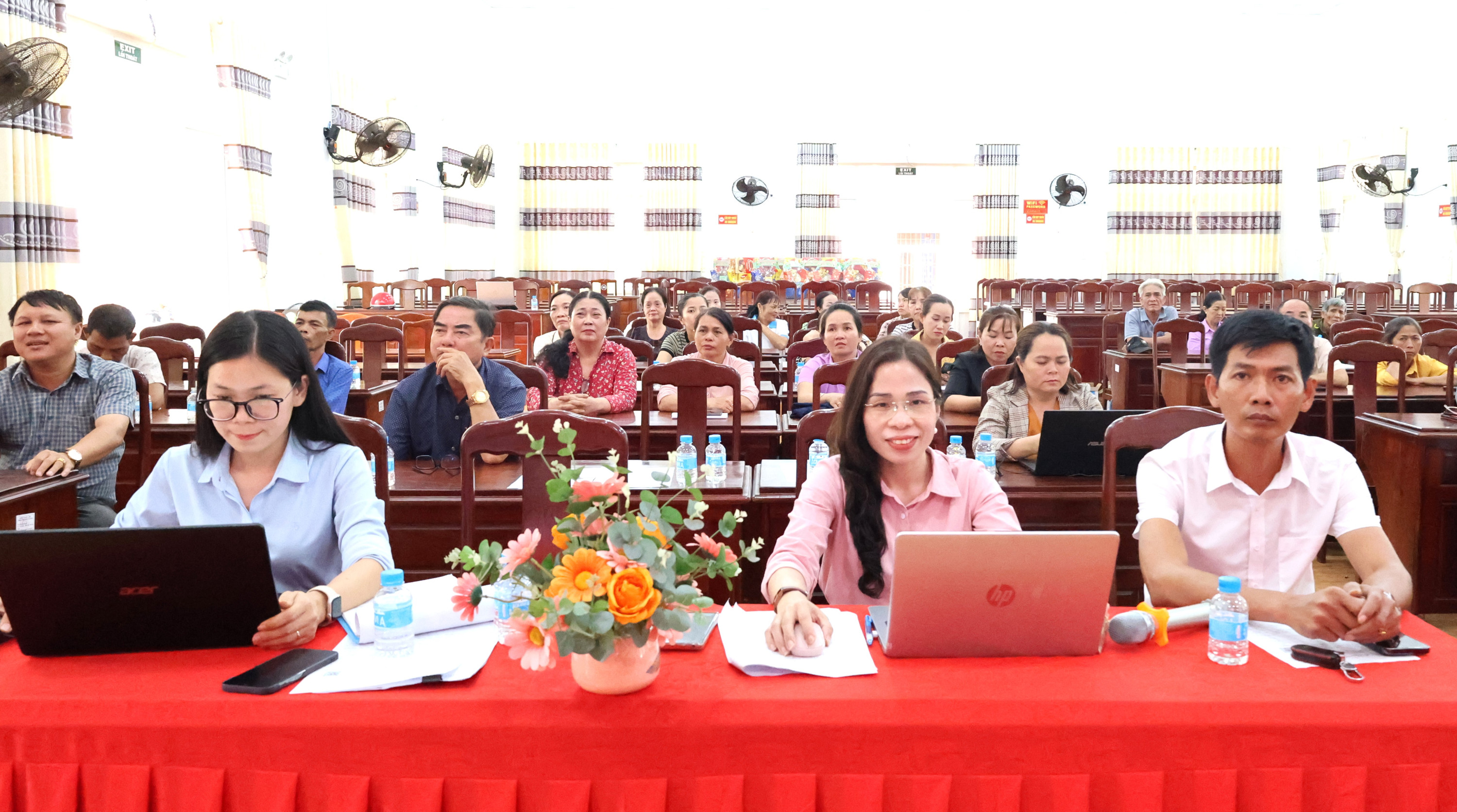 Đại biểu 2