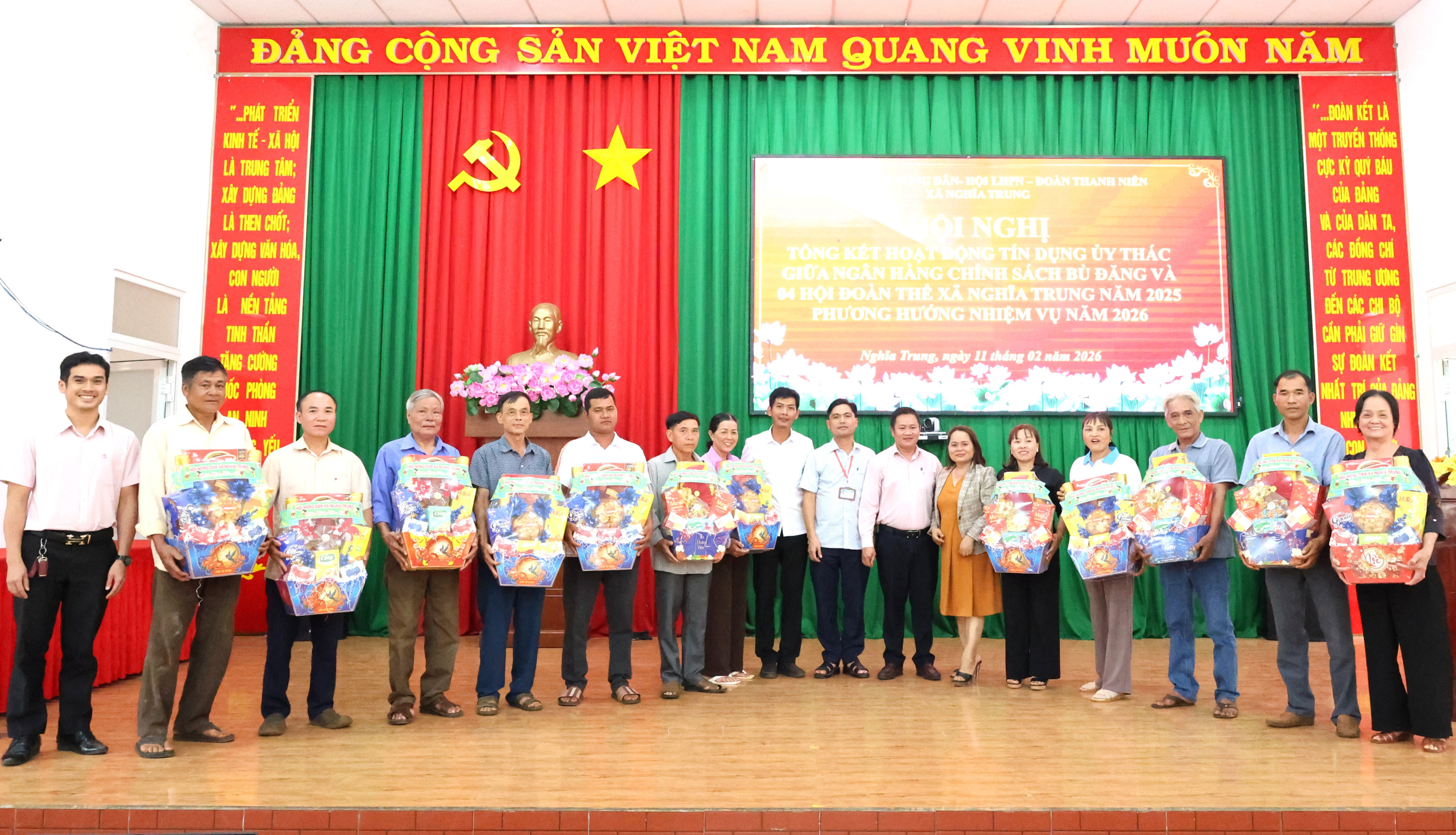 HND tặng quà
