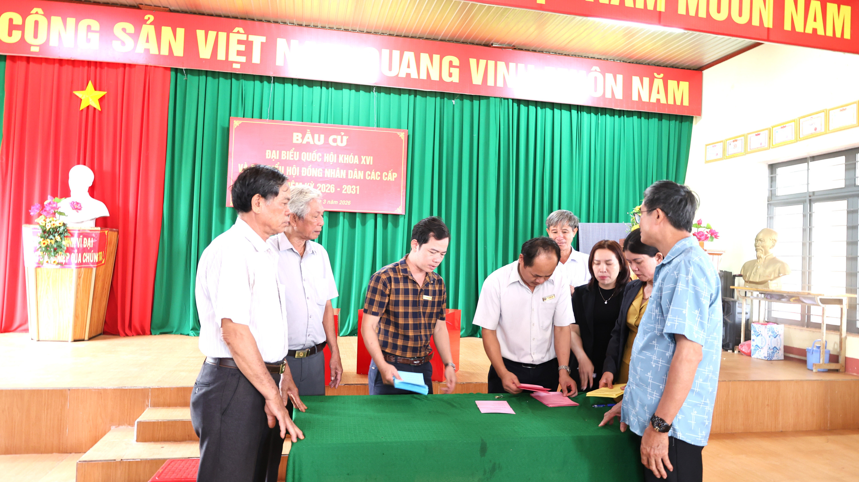 trong phòng 2