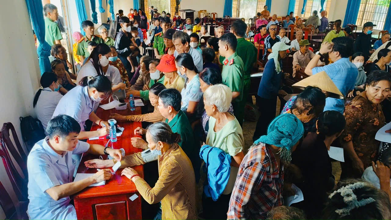 NG%20DÂN%20KHÁM%20BỆNH.jpg?t=1754541222