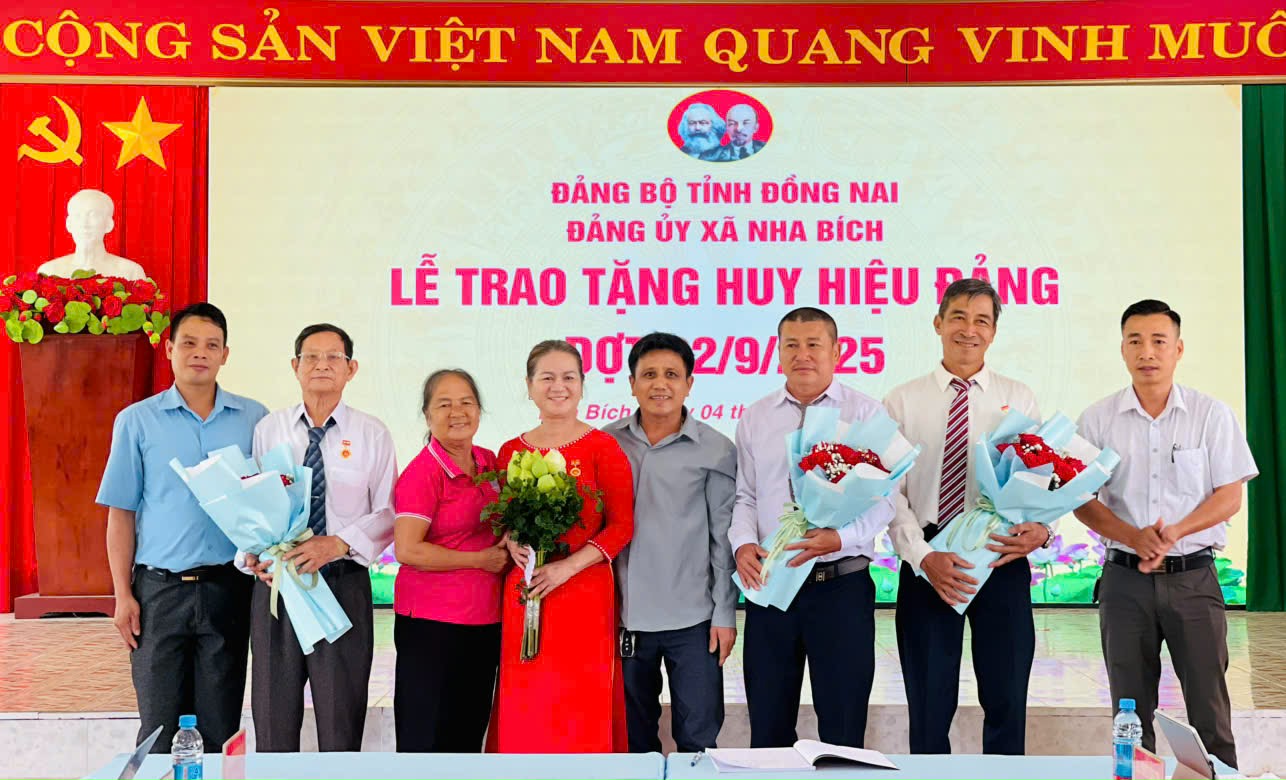 chi%20bộ%20tặng%20hoa.jpg?t=1758876325