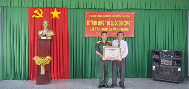 Đại tá Bùi Văn Sỹ, Ủy viên BTV ĐUQS tỉnh, Phó Chính ủy Bộ CHQS tỉnh Đồng Nai đã trao Bằng “Tổ quốc ghi công” cho thân nhân gia đình liệt sỹ Nguyễn Văn Phàng 