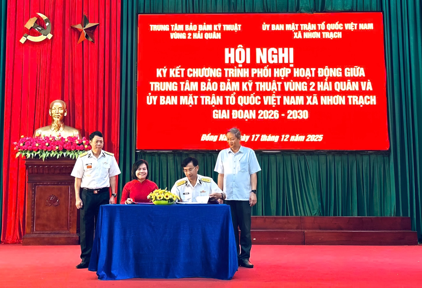 Lãnh đạo Uỷ ban MTTQ Việt Nam xã Nhơn Trạch và Trung tâm bảo đảm kỹ thuật Vùng 2 Hải quân thực hiện ký kết các nội dung phối hợp