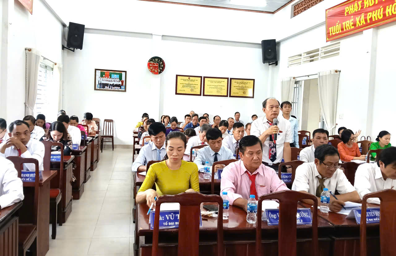Đại biểu HĐND thảo luận tại kỳ họp