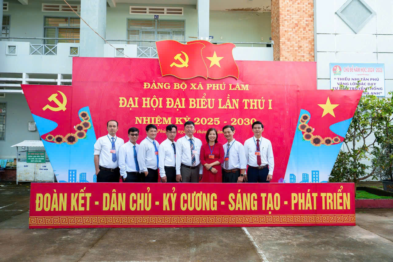Đại biểu Đảng bộ Trường THPT Thanh Bình tham gia Đại Hội