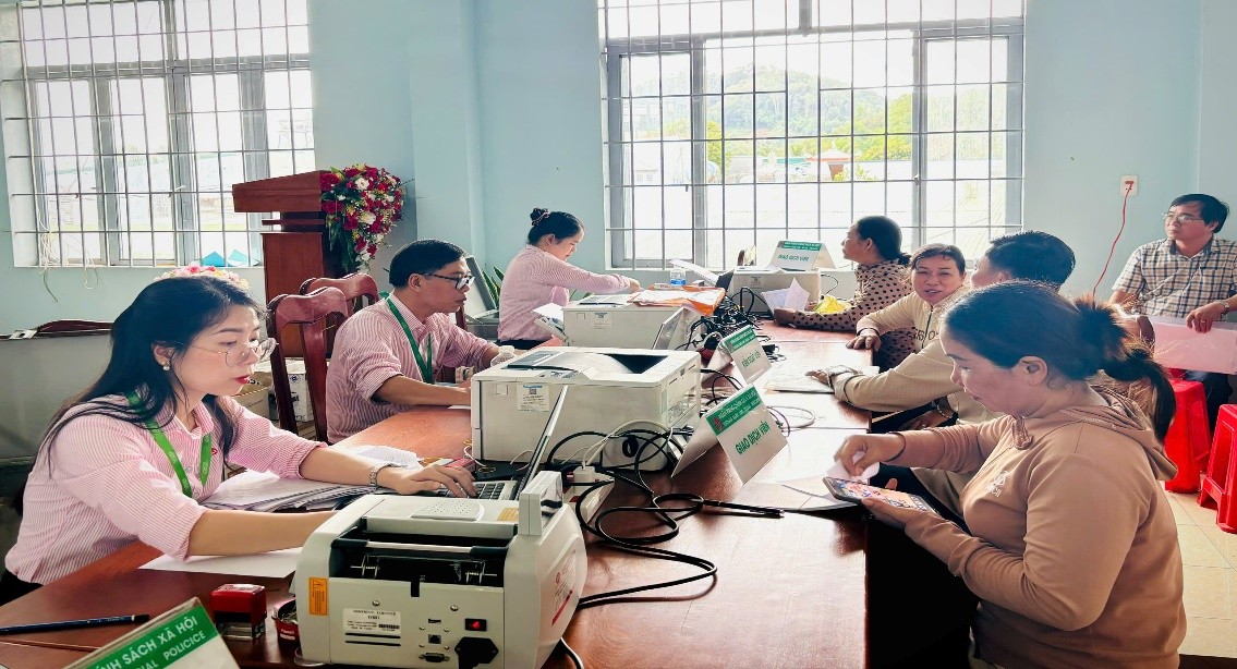Hoạt động giải ngân, thu nợ, thu lãi tại điểm giao dịch xã