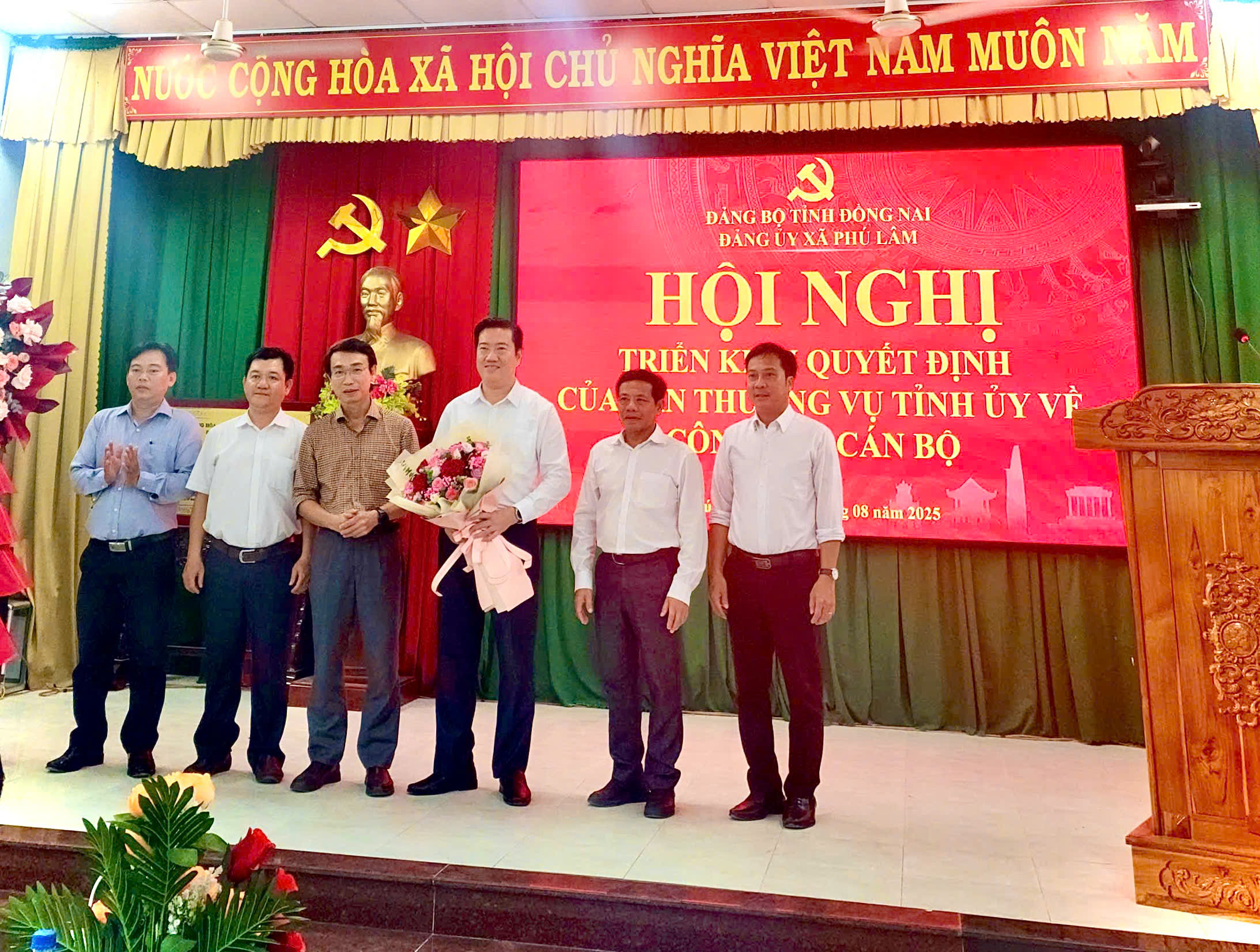 ông Bùi Thanh Nam, nguyên Phó Giám đốc Sở Văn hóa - Thể thao và Du lịch tỉnh Đồng Nai, nhận nhiệm vụ tại Đảng ủy xã Phú Lâm