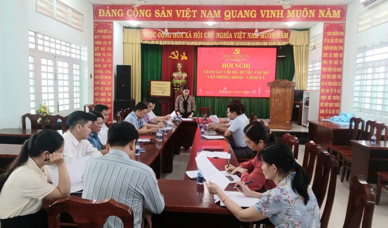 Quang cảnh hội nghị tại chi bộ Văn phòng Hội đồng nhân dân và Ủy ban nhân dân xã