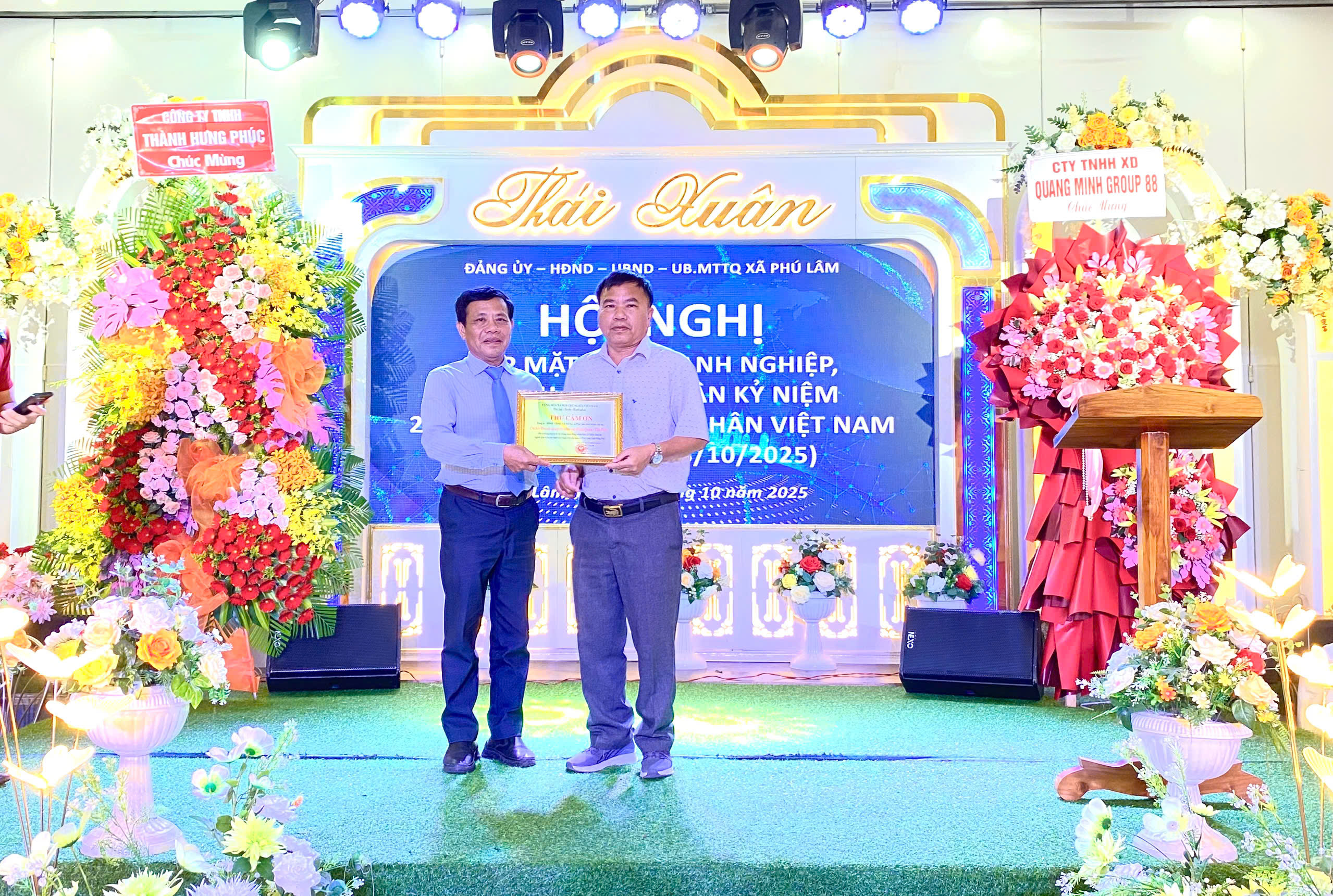 CT.UBND xã Phú Lâm ông Phạm Thanh Hải trao thư cảm ơn sự hỗ trợ của các doanh nghiệp trong và ngoài xã.