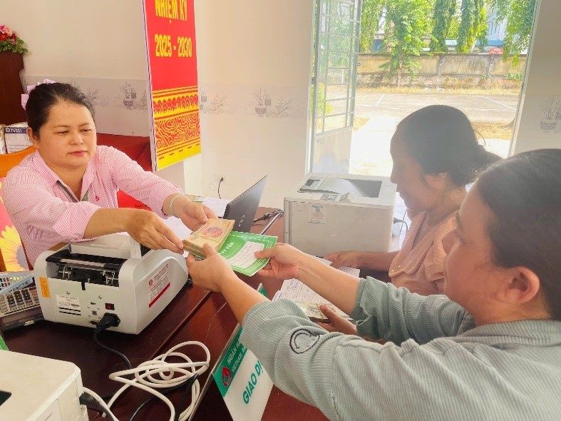 Tổ giao dịch NHCSXH Tân phú  giải ngân cho khách hàng tại điểm giao dịch