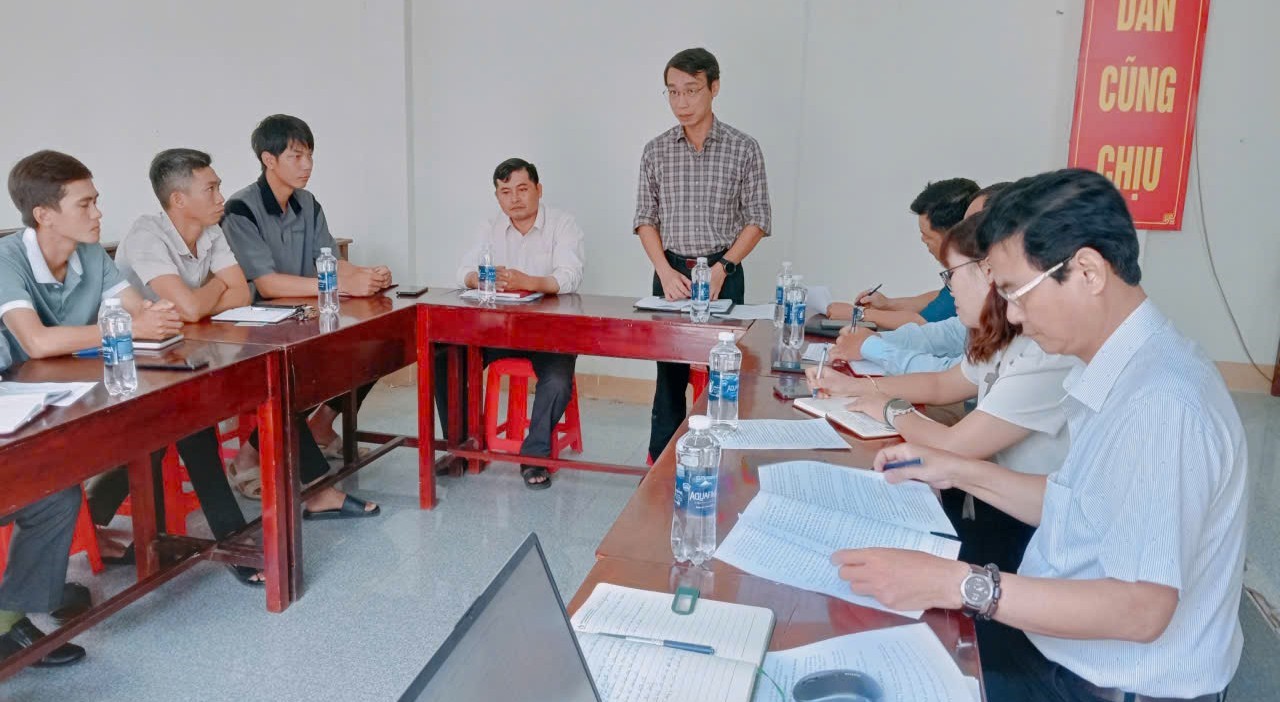 PHÚ LÂM: ĐỒNG CHÍ BÍ THƯ ĐẢNG ỦY XÃ LÀM VIỆC VỚI CẤP ỦY CHI BỘ ẤP PHÚ THẠCH