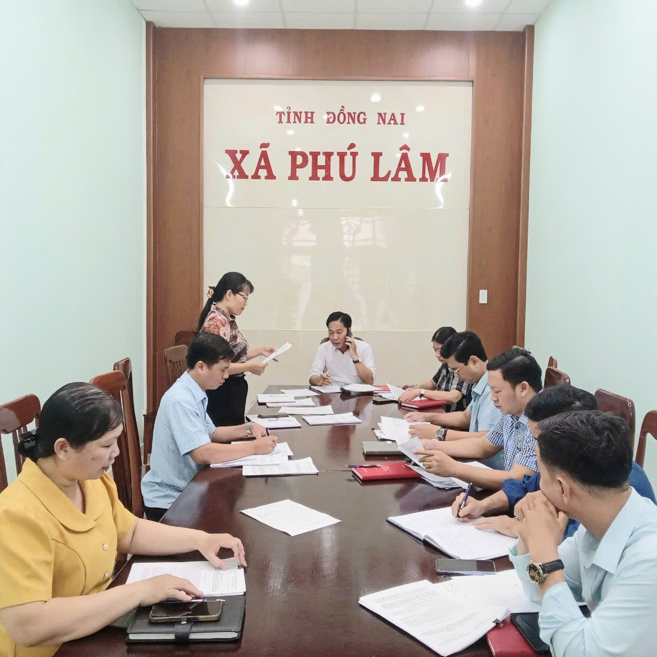 ( Ảnh: Bà Nguyễn Thị Thanh Xuân - Ủy viên Ban VHXH phát biểu đóng góp tại hội nghị)