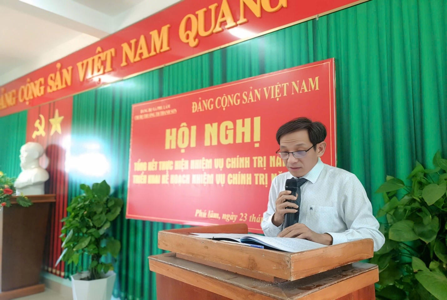 Đồng chí Phạm Công Định - Bí thư chi bộ, Hiệu trưởng nhà trường phát biểu khai mạc hội nghị. Ảnh Lê Hoàng