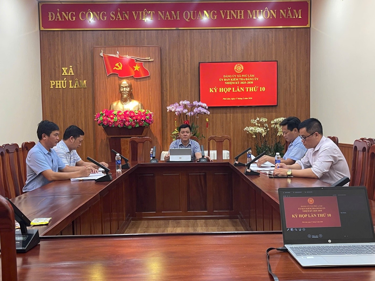 Quang cảnh kỳ họp