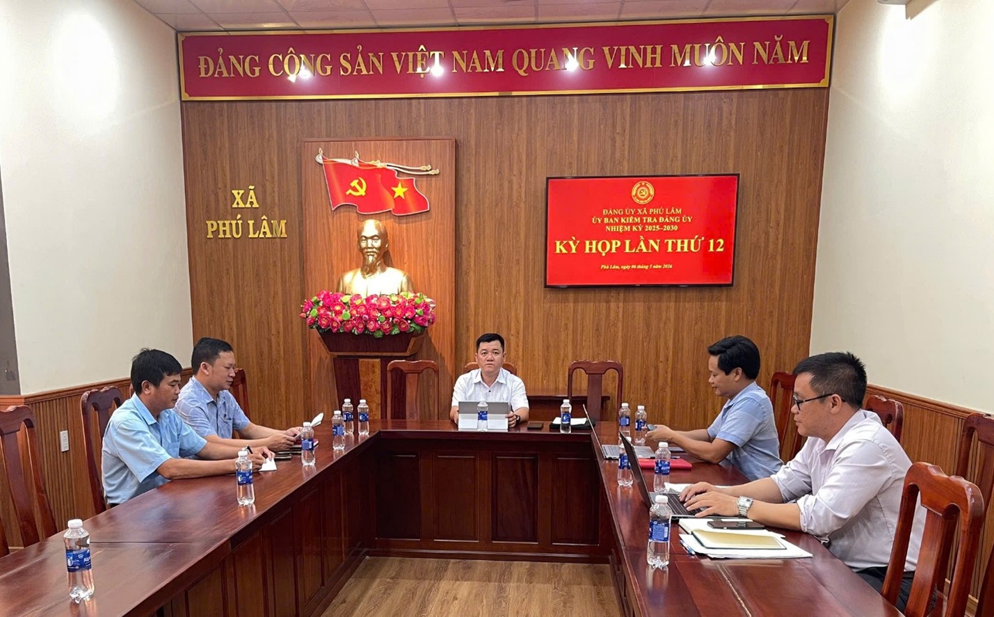Quang cảnh kỳ họp